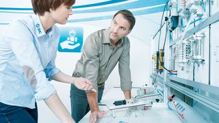 Mit einer Vielzahl an intelligenten Ventil- und Regelsystemen will SMC Pneumatik für einen hohe Maschinensicherheit sorgen. Dies bedeutet einen erhöhten Schutz für die Mitarbeiter sowie einen regelkonformen Anlagenbetrieb. (SMC Pneumatik)