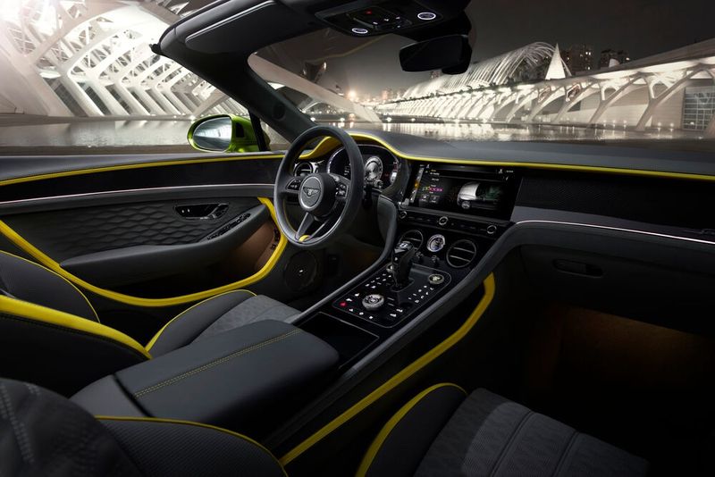 Hinter den drei kleinen Rundinstrumenten gibt es einen großen Touchscreen, wie dieses Foto vom GTC-Innenraum zeigt. (Bild: Bentley)