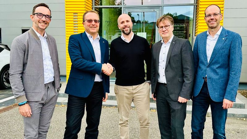 Die Schneider Gruppe wird Mazda-Partner: (v. li.) Sven O. Arnegger, Geschäftsführer Verwaltung, Organisation und Prozesse Schneider Gruppe; Marko Schneider, Inhaber und Geschäftsführer Finanzen und Personal Schneider Gruppe, mit Vertretern von Mazda Deutschland: Stefan Kampa, Direktor Netzstrategie und Kundenerlebnis, Tilo Tanski, Vertriebsaußendienst, und Klaus Eck, Händlernetzentwicklung.(Bild:  Mazda)