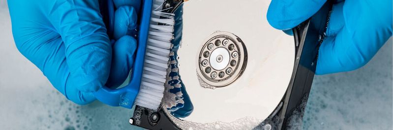 Mit Wise Disk Cleaner lassen sich Datenreste von der Festplatte „putzen“ und der Datenschutz verbessern.(Bild:  ©D-Keine, Getty Images Signature via Canva.com)