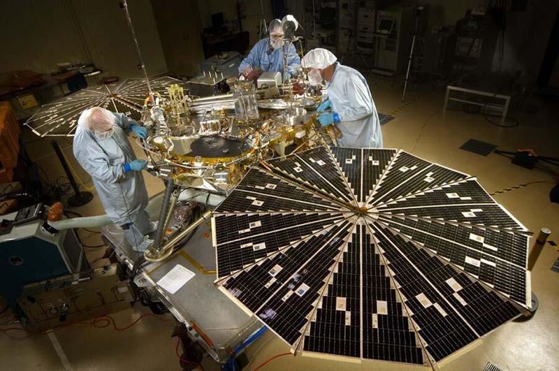 Der Poenix-Mars-Lander mit geöffneten Solarpanels. (Bild: NASA)