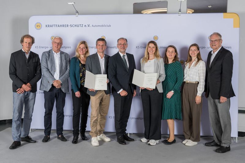 Preisträger, Jurymitglieder und KS-Mitarbeiter während der Verleihung des KS Energie- und Umweltpreises 2025.(Bild:  Autoclub KS/Mica Zeitz)