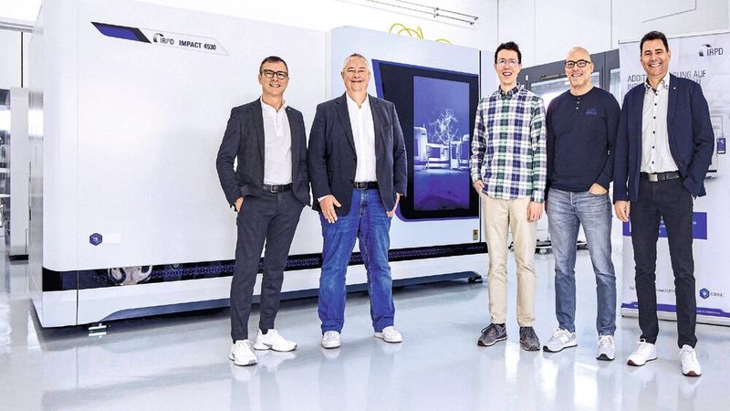 Die IRPD-Experten (2.-4.v.l.) Stefan Lang, CEO, Dr. Kai Gutknecht, Leiter Prozess- und Softwareentwicklung, sowie Dominik Lenherr, Software-Ingenieur Automation, vor der Werkzeugmaschine Impact 4530 und zwischen René Zuberbühler (l.), Geschäftsführer Beckhoff Schweiz, und Christoph Nessler (r.), Leiter des Beckhoff Vertriebsbüros Arbon.(Bild:  Beckhoff)