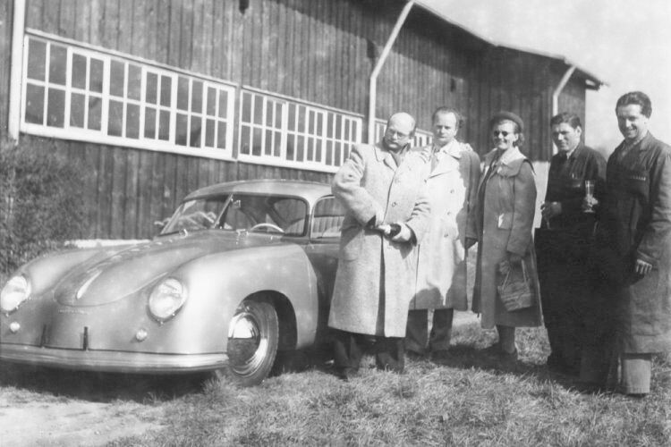Vor sieben Jahrzehnten, am 26. Mai 1950, fand die erste Neuwagenabholung bei Porsche in Zuffenhausen statt. (Bild: Porsche AG)