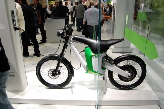 Bike von Elmoto beim Tanken (Archiv: Vogel Business Media)