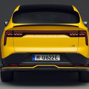 Der U6 trägt ein durchgehendes Leuchtband am Heck.(Bild:  Aiways)