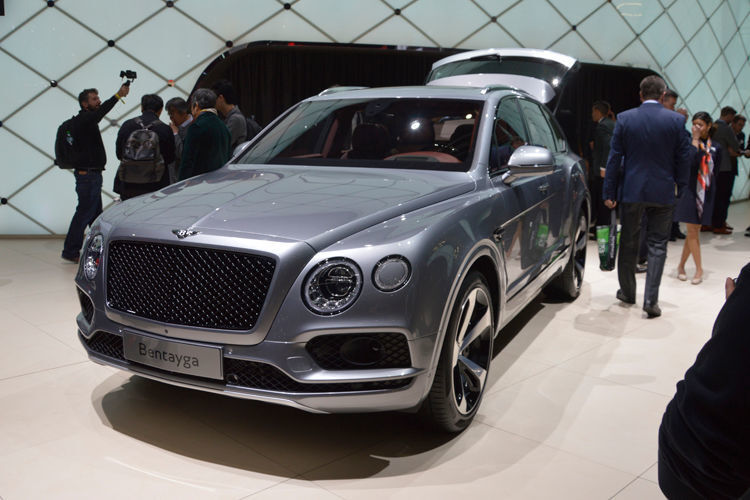 Das Luxus-SUV Bentayga von Bentley startet bei knapp 175.000 Euro. Unter der Haube mobilisiert der 4,0-Liter-V8 550 PS. (Schreiner/»kfz-betrieb«)