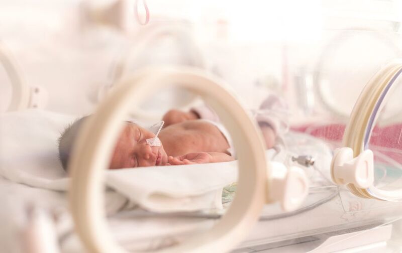 Die Medikation von Frühchen ist sehr sensitiv und aufwändig. Deshalb haben sich die Ärzte Gedanken gemacht, wie diese Versorgung von Neugeborenen sicherer und schonender gestaltet werden kann. (©ondrooo - stock.adobe.com)