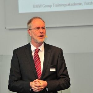 Joachim Geißler, Leiter Händlerqualifizierung und Training der BMW Group, begrüßte die Gütegemeinschaften in der BMW-Trainingsakademie.