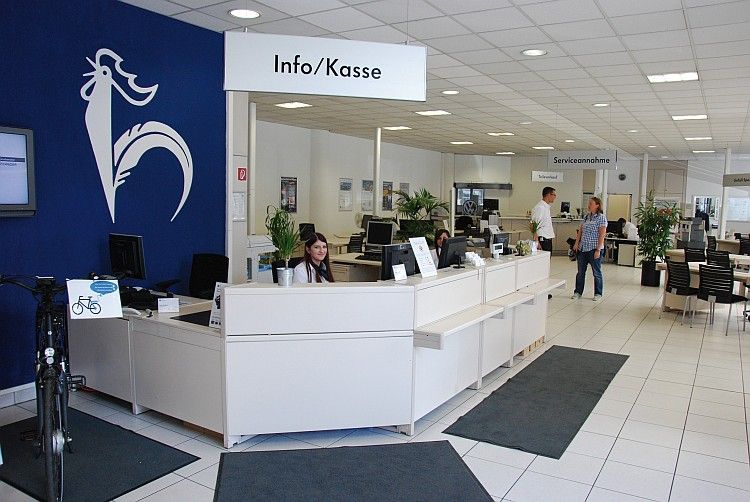 Innen ist das Gebäude im neuen Hahn-Stil renoviert. Für so einen großen Betrieb ist die Annahme trotzdem recht klein. (Foto: Rosenow)