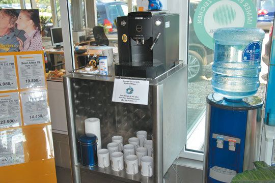 Wartende Kunden erhalten im 1a-Autoservice-Betrieb kostenlos kalte und warme Getränke. (Archiv: Vogel Business Media)