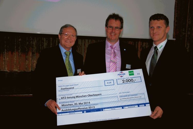 Die Baywa AG und Fuchs Europe spendeten der Innung 2.000 Euro. (Foto: Wenz)