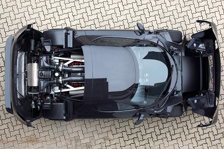 Die Basis des New Stratos stammt zwar vom Ferrari 430 Scuderia – die Entwickler erneuerten oder veränderten aber grundlegende Teile: härtere Fahrwerksfedern, neue Dämpferabstimmung und eine größere Differenzierbarkeit der vom Lenkrad aus einstellbaren Dämpferhärte. Außerdem rüsteten sie die Lenkung elektro-hydraulisch um. (Foto: New Stratos GbR)