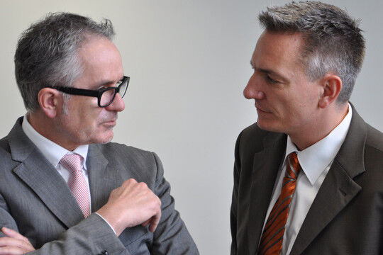 Burkhard Weller (links), Chef der gleichnamigen Autohandelsgruppe, im Gespräch mit »kfz-betrieb«-Chefredakteur Wolfgang Michel.  (Foto: Baeuchle)
