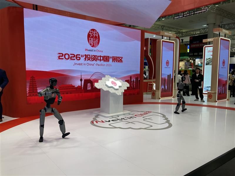 Tanzende Roboter begrüßen die Messebesucher am „Invest in China“-Stand. (Bild: Dagmar Merger/VCG)