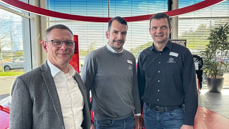 Gaben der Jury nähere Einblicke in das Digitalkonzept: Matthias Gaul (Geschäftslführer, l.), Alexander Klamt (Geschäftsführer, r.) und Steffen Fürsch (Leiter Marketing und Verkaufscontrolling). (Bild: Achter – VCG)