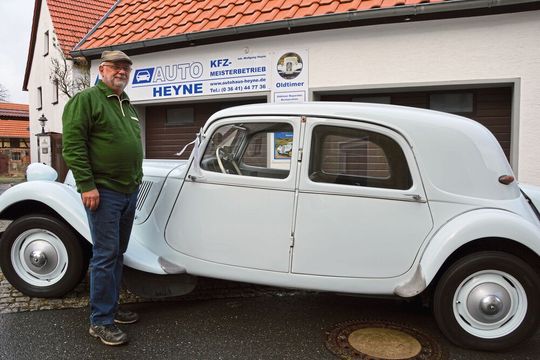 Kleiner Betrieb, aber mit Oldtimervermietung: Wolfgang Heyne bedient mit seinem Unternehmen Auto Heyne in Jena-Münchenroda die Nachfrage von Kunden nach besonderen Fahrzeugen für besondere Anlässe.(Bild:  Achter/»kfz-betrieb«)