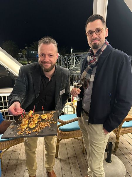 (l.) Daniel Stevens und Andreas Pohl (m3connectmedia) lieben Tapas. (Bild: Vogel IT-Medien GmbH)