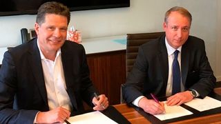 Don Enns (li.), Präsident und CEO Transferra Nanosciences und Jean-Luc Herbeaux, Leiter des Geschäftsgebiets Health Care von Evonik bei der Vertragsunterzeichnung in Vancouver, Kanada. (Evonik)