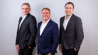 FHD-Geschäftsführer Harald Theyssen (v. l.), FPV-Präsident Johann Gesthuysen und FPV-Geschäftsführer Fabio Krause sehen den Ford-Handel wirtschaftlich solide aufgestellt. (Ford-Partner Verband)