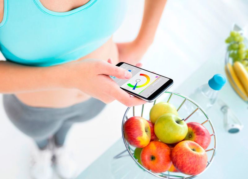 Infrarot-LED im Smartphone analysiert Frische von Lebensmitteln:
Wer Wert auf frisches Gemüse und Obst legt, kann künftig mit seinem Smartphone die Qualität von Lebensmitteln messen. Möglich macht das eine spezielle Infrarot-LED, die ein breites Spektrum erzeugt. Mit der Nahinfrarot-Spektroskopie kann der Anwender unter anderem Wasser-, Fett-, Zucker- und Proteingehalt von Lebensmitteln messen. Die Technik macht sich das charakteristische Absorptionsverhalten bestimmter Molekülverbindungen zunutze.
 (Osram Opto Semiconductors)