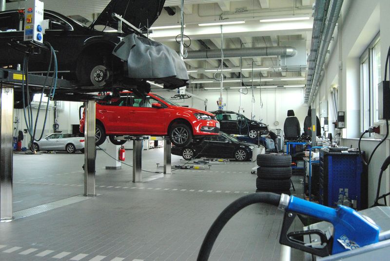 Unter normalen Bedingungen werden hier aber Kundenfahrzeuge repariert. In der Werkstatt sind 15 Hebebühnen montiert. (Volkswagen Automobile Frankfurt)
