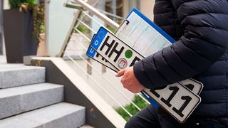 Um den Stau in den Zulassungsstellen zu entzerren, fordert das Kfz-Gewerbe digitale Optionen. (Bild: Lars Franzen/Kroschke-Gruppe)