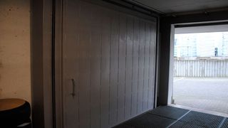 Unter dem Showroom ist der Atombunker. Die tonnenschwere Zugangstür verriegelt den Raum im Notfall.  (Bild: Baeuchle/»kfz-betrieb«)