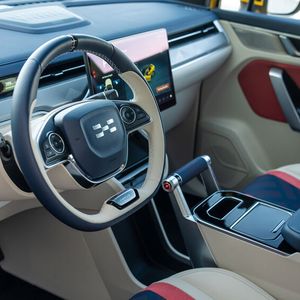 Die Lackfarbe und auch die Farbgebung im Innenraum muss man mögen.(Bild:  Aiways)