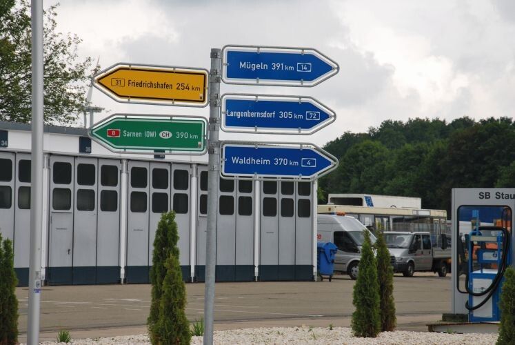 Orientierungshilfe: Die Wegweiser zeigen die Entfernungen zu den anderen Stegmaier-Betrieben. (Foto: Wenz)