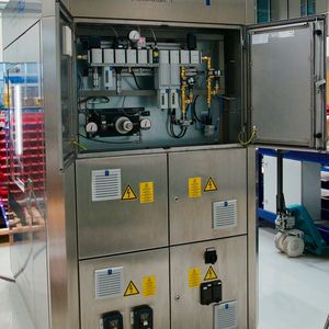 In die Plug-and-Play-Reinigungslösung ist neben der Steuerung die komplette Technik für den Schneestrahlprozess und die Medienaufbereitung in das Anlagengehäuse integriert. Die Anschlüsse für Strom, Druckluft und Kohlendioxid sind ebenfalls vorbereitet.(Bild:  acp systems AG)