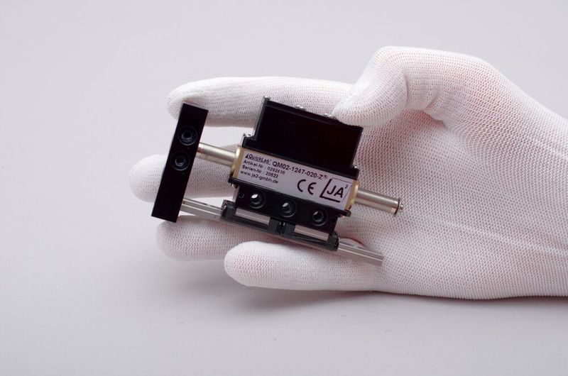 Das Linearmotormodul vom Typ QM02-1247 mit einer Baubreite von 18 mm leistet eine Spitzenkraft von 10,5 N und steht ab sofort in vier Ausführungen zur Verfügung. (Bild: Jung Antriebstechnik u. Automation )