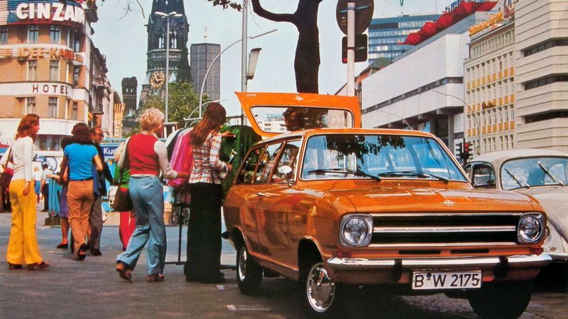 Gewinner der Herzen: Am Ende seiner Karriere überholte der Kadett den Käfer (rechts) sogar kurzzeitig in den deutschen Verkaufscharts. Vom ebenfalls erfolgreichen Nachfolger baute Opel „nur“ noch circa 1,6 Millionen Einheiten. (Bild: Opel)