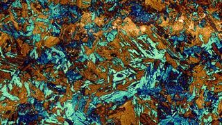 Kennzeichnend für ein bainitisches Gefüge ist die Kombination konträr scheinender Werkstoffeigenschaften. Man unterscheidet zwischen oberem und unterem Bainit – je nach Temperatur, bei der die isotherme Gefügeumwandlung erfolgt ist. Bild: IWT (Archiv: Vogel Business Media)