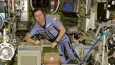 Der Kosmonaut Anatoly Romanenko brachte im Dezember 2012 die E-Nose mit auf die Raumstation und hat sie dort am 28. Februar 2013 in Betrieb genommen. (DLR)