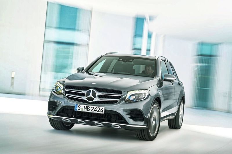 PHEV RANG 1 – Mercedes GLC 350e: Mercedes bewirbt dieses Auto mit: Der GLC ist die intelligente Verbindung von Funktionalität und Agilität in modernem SUV-Design. Der Plug-in-Hybrid GLC 350e 4MATIC Coupé verfügt über eine in das Getriebegehäuse integrierte E-Maschine mit einer Maximalleistung von 85 kW, der mit eingebaute Benzinmotor hat ein Leistung von 155 bis 207 kW. Die rein elektrische Reichweite beträgt 34 km.  (Mercedes)