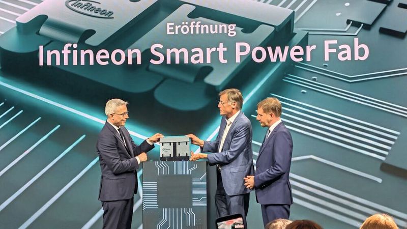 Start des Dresdener Ausbaus: Infineon-CEO Jochen Hanebeck (Mitte) eröffnet zusammen mit Sachsens Ministerpräsident Kretschmer (rechts) und Bundesdigitalminister (links) das neue Werksgebäude.(Bild:  Infineon)