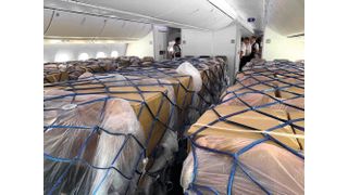 Die von Group7 beförderten Schutzanzüge und Masken fliegen teilweise in umgebauten Passagiermaschinen ein. (Group7)