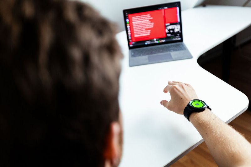 Doublepoint Technologies stellte auf der Messe seine App Wow Mouse für Android Smartwatches vor. Mit der App können Nutzer etwa die Maus von Laptops anhand von Gesten steuern und mit einer einfachen Handbewegung Klicks ausführen.  (Bild: Markus Havia/Doublepoint)