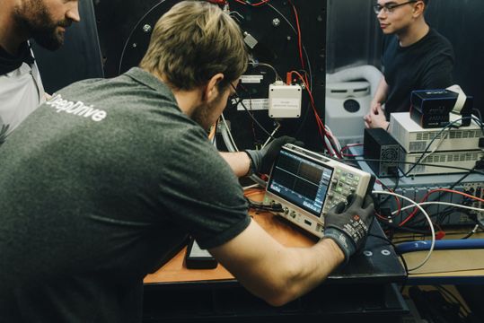Mitarbeiter im Labor von Deep Drive. Das neue Kapital soll zum Teil in die Entwicklung fließen.(Bild:  DeepDrive)