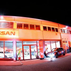 (Nissan)