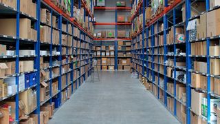 Das neue Fachbodenregallager bei Kübler Sport entlastet die Mitarbeiter bei der Kommissionierung und sorgt so außerdem für eine effizientere Logistik. (Kübler Sport / Pierau)