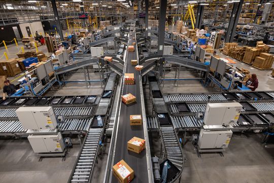 Das Digikey Distributionszentrum in Thief River Falls: Hier werden bis zu 160 000 Teile und 36 000 Pakete pro Tag verschickt.(Bild:  Digikey)