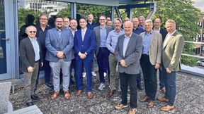Im Haus des Kfz-Gewerbes informierte Neofitos Arathymos (Mitte) aus dem Bundesverkehrsministerium die Teilnehmer des ZDK-Ausschusses für Technik, Sicherheit und Umwelt über aktuelle Entwicklungen zur Fahrzeugüberwachung.  (Bild: Doris S. Pfaff)