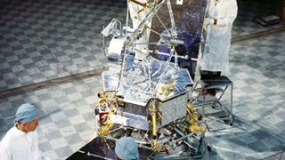 Letzte Inspektion an der Mariner-2-Sonde kurz vor dem Start ( NASA)
