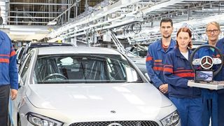 Produktionsstart der neuen Mercedes-Benz A-Klasse in Finnland: Pasi Rannus (l.), Senior Vice President Manufacturing, Valmet Automotive, zusammen mit dem Team von Valmet Automotive in Uusikaupunki. (Daimler)