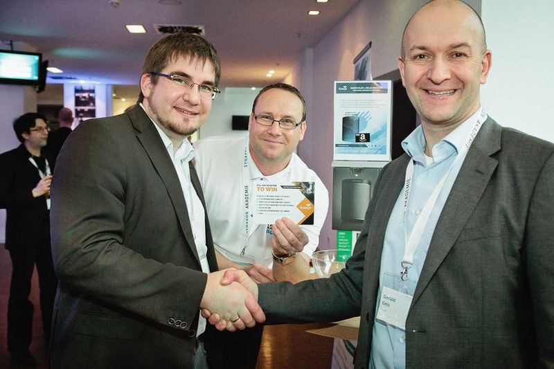Glücklicher Gewinner der Kaseya-Verlosung (v.l.): Christian Hainke (Hainke Computer) nimmt die Glückwünsche von Andreas Schmidt und Gerald Geis (beide Kaseya) entgegen. (Astrid Piethan)