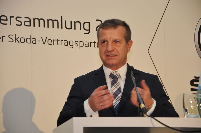 Der langjährige Präsident des Verbands der Skoda-Vertragspartner (VDS), Thomas Peckruhn, stimmte die Teilnehmer der Jahreshauptversammlung auf einen besonderen Tag in Berlin ein. (Grimm / »kfz-betrieb«)