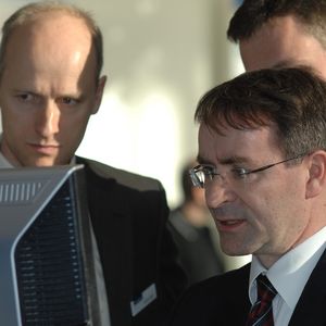 Die Unternehmen müssen die Attraktivität von Prozessarbeitsplätze mittels einer digitalen Arbeitsumgebung und strategischer Verantwortung steigern.