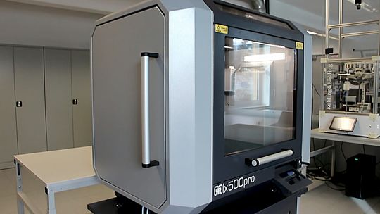 (Professionelle 3D-Druck-Anlage: Im Forschungsprojekt nutzt das IPH den Industriedrucker X500PROder German RepRap GmbH und stattet ihn mit Sensortechnik aus. (Foto: Désirée Binder / IPH))